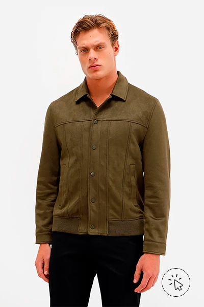 Modelo veste jaqueta bomber masculina de suede verde militar- o que é boho - o que é o estilo boho - o que é boho chic - look boho chic - look boho - estilo boho chic no trabalho