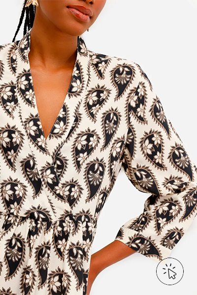 Modelo veste vestido curto feminino de viscose paisley preto e off-white- o que é boho - o que é o estilo boho - o que é boho chic - look boho chic - look boho - estilo boho chic no trabalho