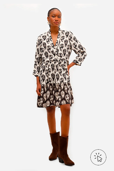 Modelo veste vestido curto feminino de viscose paisley preto e off-white- o que é boho - o que é o estilo boho - o que é boho chic - look boho chic - look boho - estilo boho chic no trabalho