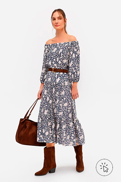 Modelo veste vestido mídi de viscose ombro a ombro floral azul e bota cano médio de suede marrom- o que é boho - o que é o estilo boho - o que é boho chic - look boho chic - look boho - estilo boho chic no trabalho