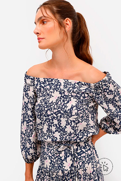 Modelo veste vestido mídi de viscose ombro a ombro floral azul e bota cano médio de suede marrom- o que é boho - o que é o estilo boho - o que é boho chic - look boho chic - look boho - estilo boho chic no trabalho