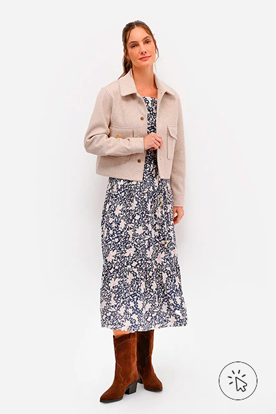 Modelo veste vestido mídi de viscose ombro a ombro floral azul e bota cano médio de suede marrom- o que é boho - o que é o estilo boho - o que é boho chic - look boho chic - look boho - estilo boho chic no trabalho
