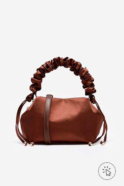 Bolsa transversal acetinada com alça franzida marrom da coleção C&A + Stylists assinada por Rita Lazzarotti