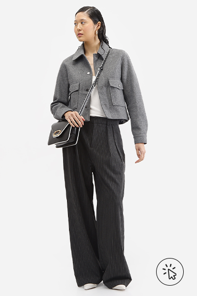Modelo veste casaco estruturado cinza e calça baggy feminina de alfaiataria risca de giz cinza