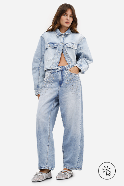 Modelo veste jaqueta jeans cropped e calça baggy feminina jeans com brilhos azul