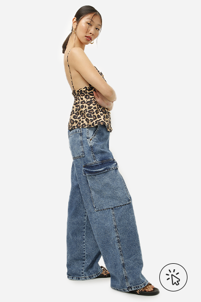 Modelo veste blusa sem alças animal print e calça jeans skater cargo azul
