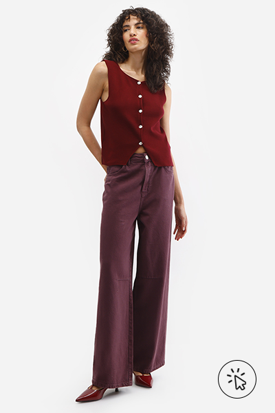 Modelo veste colete de alfaiataria vinho e calça skater feminina de sarja cintura média vinho