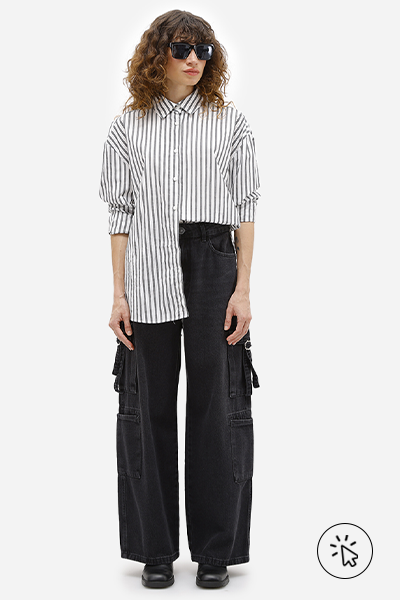 Modelo veste camisa listrada feminina oversized e calça skater feminina jeans com bolsos cargo preta