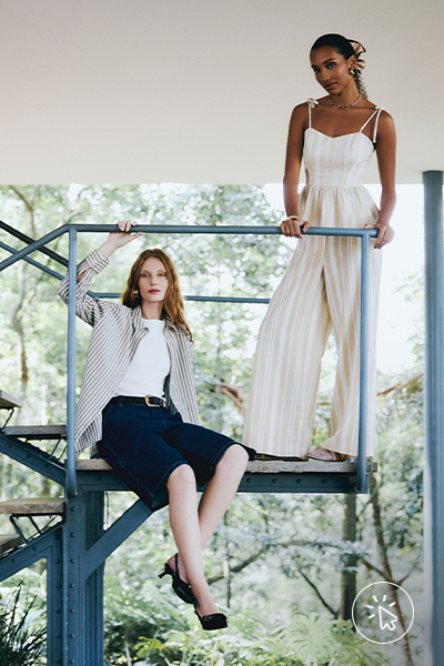 Da esquerda pra direita, modelos vestem:

Camisa oversized listrada bege e off-white, blusa branca por baixo e bermuda jeans azul escura

Blusa tipo corset de alças finas listrada bege e off-white e calça pantalona listrada na mesma cor e padronagem