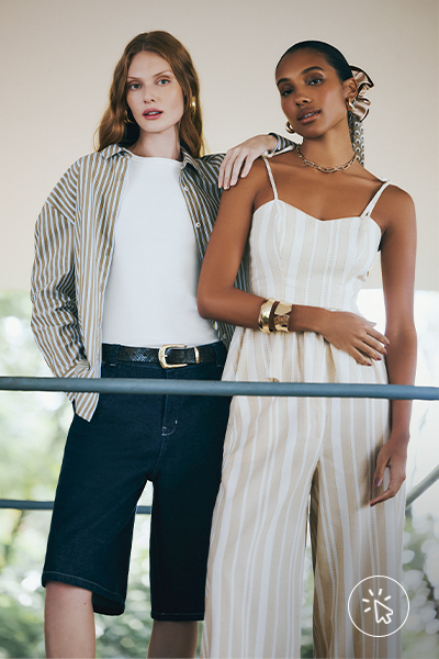 Da esquerda pra direita, modelos vestem:

Camisa oversized listrada bege e off-white, blusa branca por baixo e bermuda jeans azul escura

Blusa tipo corset de alças finas listrada bege e off-white e calça pantalona listrada na mesma cor e padronagem