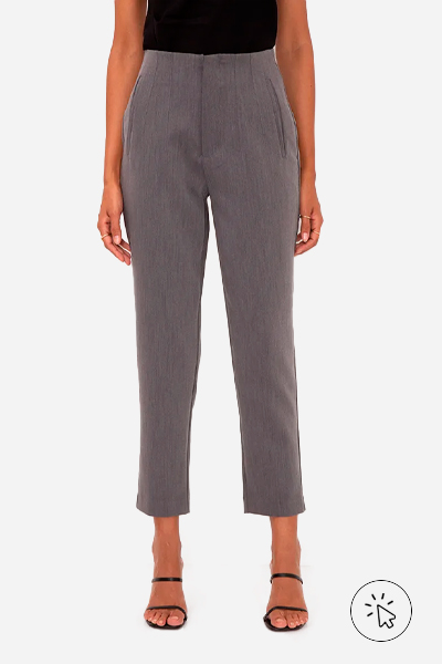 Calça de alfaiataria cintura alta com pences cinza médio - looks com botas cano curto​ - tipos de botas femininas cano curto - como usar bota cano curto