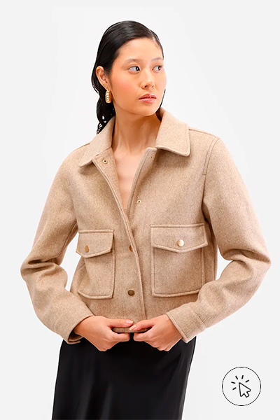 Jaqueta feminina texturizada manga longa bege - looks com botas cano curto​ - tipos de botas femininas cano curto - como usar bota cano curto