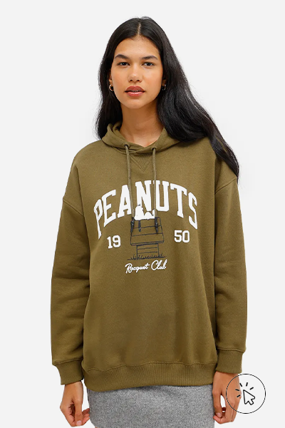 Modelo veste blusão feminino de moletom felpado com capuz Snoopy Peanuts verde militar- cores que combinam com verde - que cor combina com verde militar - que cor de sapato combina com vestido verde - que cor combina com verde claro - que cor combina com verde escuro - que cor de blusa combina com calça verde - look verde - diferença entre verde oliva e verde militar