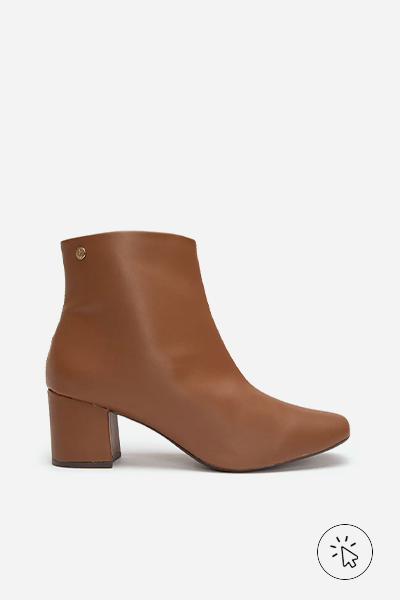 Bota salto baixo bico quadrado Via Uno marrom caramelo- cores que combinam com verde - que cor combina com verde militar - que cor de sapato combina com vestido verde - que cor combina com verde claro - que cor combina com verde escuro - que cor de blusa combina com calça verde - look verde - diferença entre verde oliva e verde militar