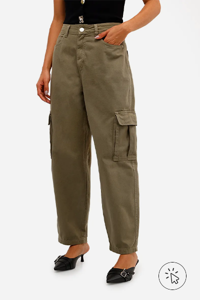 Modelo veste calça balloon feminina de sarja com bolsos cargos verde militar- cores que combinam com verde - que cor combina com verde militar - que cor de sapato combina com vestido verde - que cor combina com verde claro - que cor combina com verde escuro - que cor de blusa combina com calça verde - look verde - diferença entre verde oliva e verde militar