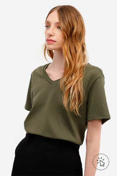 Modelo veste camiseta básica feminina de algodão decote V verde militar- cores que combinam com verde - que cor combina com verde militar - que cor de sapato combina com vestido verde - que cor combina com verde claro - que cor combina com verde escuro - que cor de blusa combina com calça verde - look verde - diferença entre verde oliva e verde militar