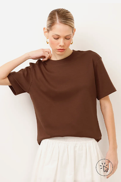 Modelo veste camiseta de algodão peruano manga curta marrom escuro- cores que combinam com verde - que cor combina com verde militar - que cor de sapato combina com vestido verde - que cor combina com verde claro - que cor combina com verde escuro - que cor de blusa combina com calça verde - look verde - diferença entre verde oliva e verde militar