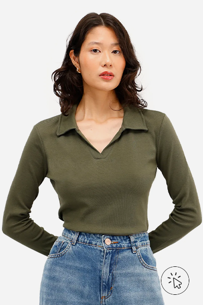 Modelo veste polo básica feminina de algodão manga longa verde militar- cores que combinam com verde - que cor combina com verde militar - que cor de sapato combina com vestido verde - que cor combina com verde claro - que cor combina com verde escuro - que cor de blusa combina com calça verde - look verde - diferença entre verde oliva e verde militar
