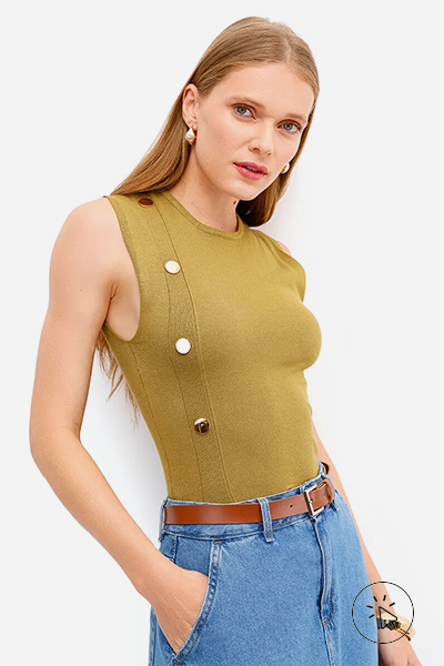 Regata feminina de tricô com botões verde- cores que combinam com verde - que cor combina com verde militar - que cor de sapato combina com vestido verde - que cor combina com verde claro - que cor combina com verde escuro - que cor de blusa combina com calça verde - look verde - diferença entre verde oliva e verde militar