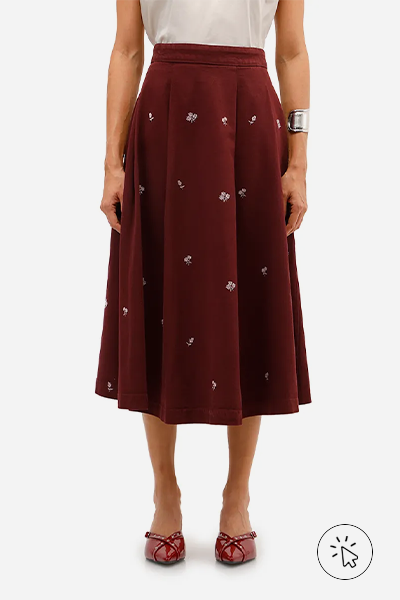 Saia mídi feminina de sarja com bordado floral vinho- cores que combinam com verde - que cor combina com verde militar - que cor de sapato combina com vestido verde - que cor combina com verde claro - que cor combina com verde escuro - que cor de blusa combina com calça verde - look verde - diferença entre verde oliva e verde militar