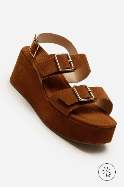 Sandália plataforma texturizada com fivela marrom- cores que combinam com verde - que cor combina com verde militar - que cor de sapato combina com vestido verde - que cor combina com verde claro - que cor combina com verde escuro - que cor de blusa combina com calça verde - look verde - diferença entre verde oliva e verde militar