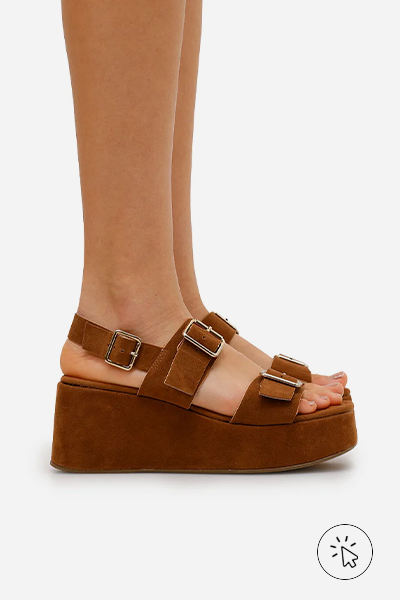 Sandália plataforma texturizada com fivela marrom- cores que combinam com verde - que cor combina com verde militar - que cor de sapato combina com vestido verde - que cor combina com verde claro - que cor combina com verde escuro - que cor de blusa combina com calça verde - look verde - diferença entre verde oliva e verde militar