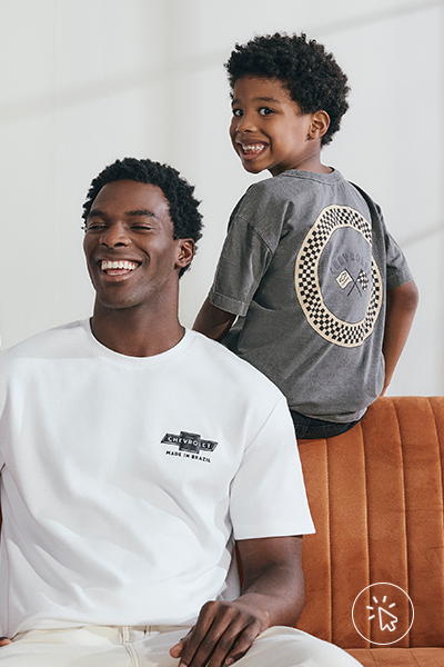 Modelo veste camiseta off-white da collab C&A & Chevrolet ao lado de modelo infantil que veste camiseta cinza
