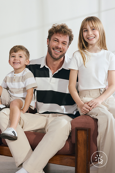 Da esquerda para a direita:

Modelo infantil veste camiseta listrada off-white e bege e bermuda bege

Modelo masculino polo manga curta off-white e azul marinho e calça bege

Modelo infantil veste camiseta cropped off-white e calça bege