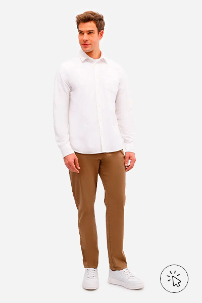 Modelo veste camisa comfort com linha manga longa off-white masculina branca e calça marrom caramelo