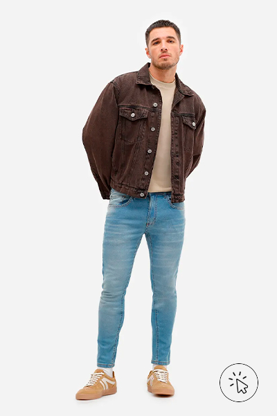 Modelo veste camiseta de algodão peruano bold manga curta bege, jaqueta de sarja marrom e calça jeans skinny