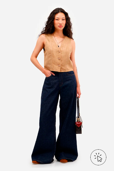 Modelo veste colete feminino de suede decote V marrom e calça baggy preta