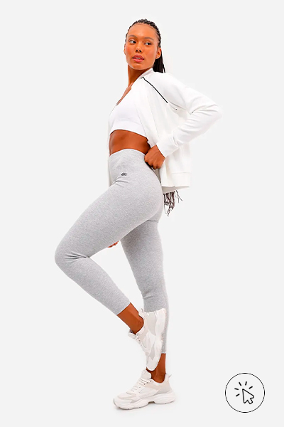 Modelo veste top esportivo nadador branco, casaco corta-vento branco, calça legging feminina com algodão esportiva ACE cinza