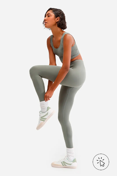 Modelo veste top esportivo nadador e calça legging sem costura esportiva ACE, ambos na cor verde