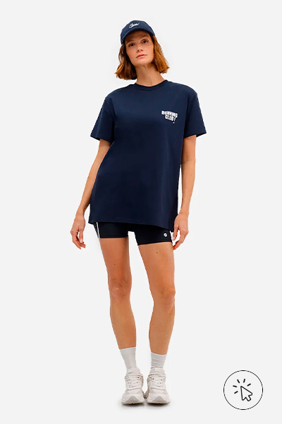 Modelo veste camiseta feminina de algodão esportiva ACE Running Club azul marinho e short biker azul marinho