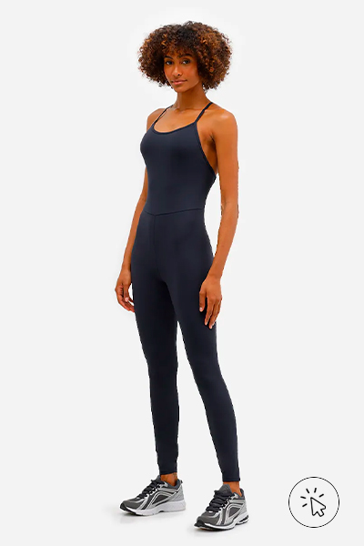 Modelo veste macacão feminino esportivo ACE de poliamida preto