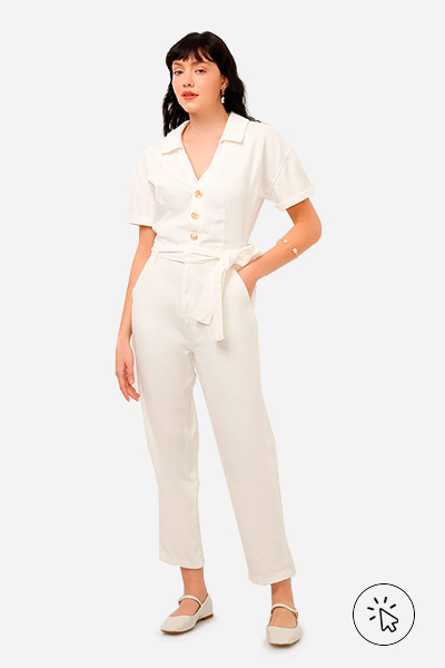 Modelo veste macacão de sarja com faixa off-white