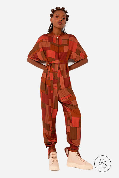Modelo veste macacão de viscose manga curta patchwork collab C&A + Dendezeiro em tons de marrom