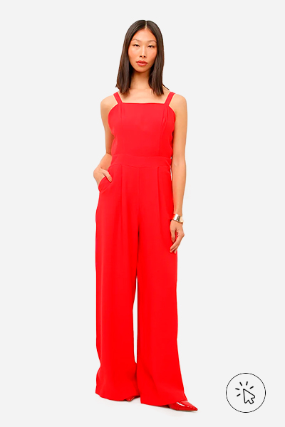 Modelo veste macacão texturizado vermelho com decote quadrado