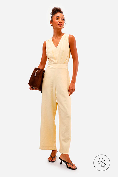 Modelo veste macacão feminino de viscose com pregas amarelo manteiga