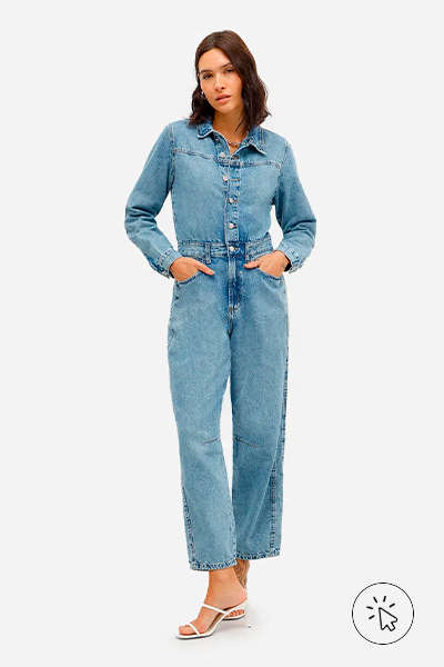 Modelo veste macacão feminino jeans manga longa azul médio