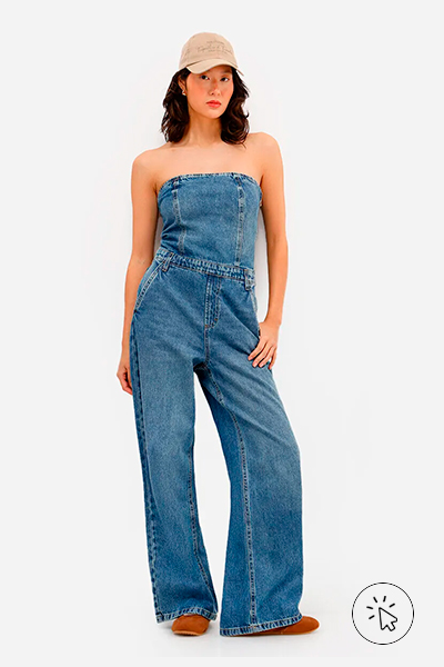 Modelo veste macacão feminino jeans sem alça azul médio