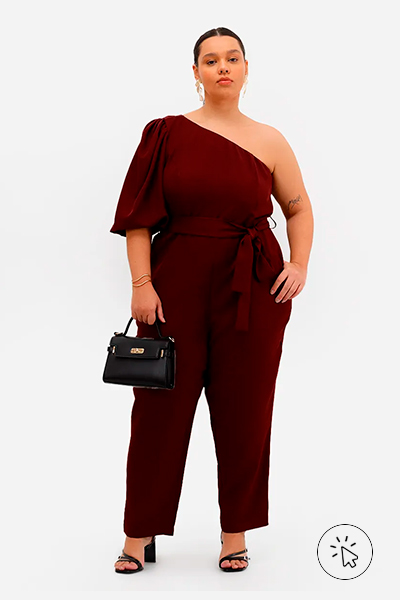Modelo veste macacão ombro único feminino plus size vinho