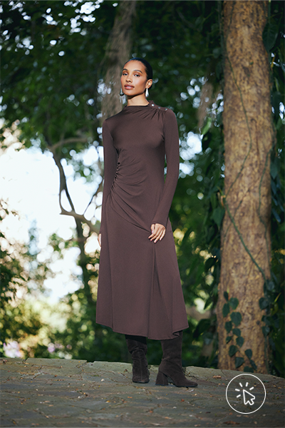 Modelo veste vestido mídi manga longa marrom e botas over the knee de suede marrom