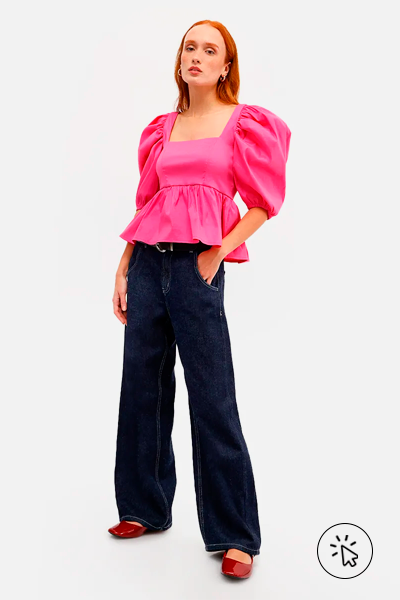Modelo veste blusa peplum feminina mangas bufantes rosa e calça wide leg preta