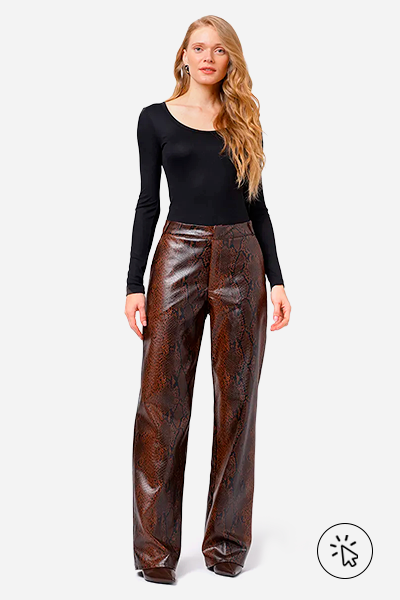 Modelo veste blusa justinha manga longa preta decote canoa e calça reta feminina de couro PU poliuretano animal print Mindset marrom