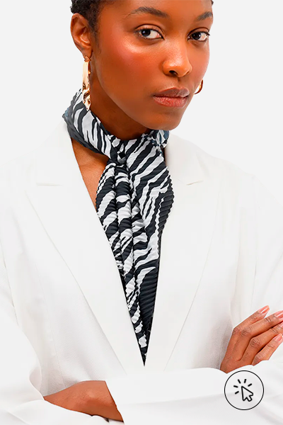Modelo veste blazer off-white e lenço plissado animal print zebra preto e branco da coleção C&A + Stylists assinado por Babi Louise