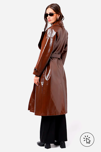Modelo veste trench coat feminino de couro PU poliuretano Mindset marrom