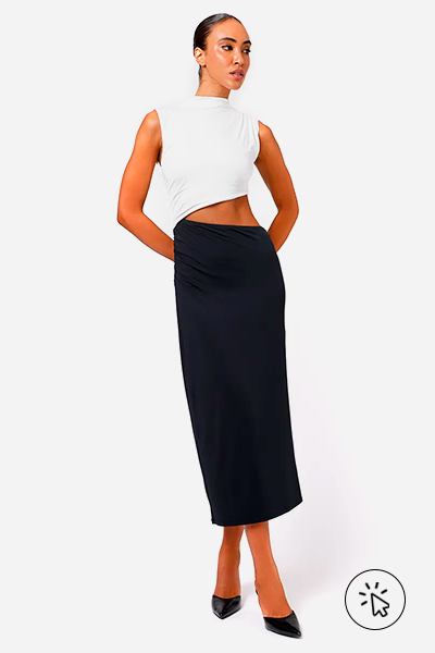 Modelo veste vestido mídi feminino assimétrico franzido Mindset preto e branco