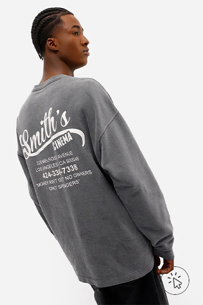 Modelo veste blusão de moletom manga longa cinza e calça reta jeans preta - look comfy para show de trap - o que é comfy