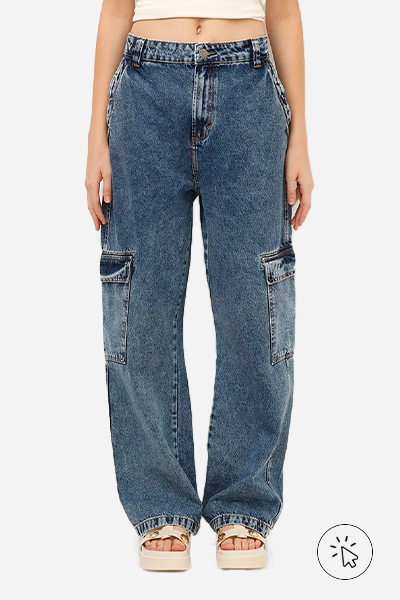 Foto da calça cargo jeans com bolsos utilitários - look comfy para show de trap - o que é comfy